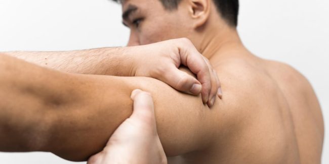 man-getting-shoulder-pain-massage-from-physiotherapist