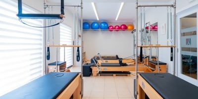 Στο Κέντρο Φυσικοθεραπείας Manual Physiotherapy μπορείτε να επιλέξετε είτε ατομικά προγράμματα clinical pilates είτε προγράμματα σε μικρά group, έως 4 ατόμων. Clinical Pilates studio